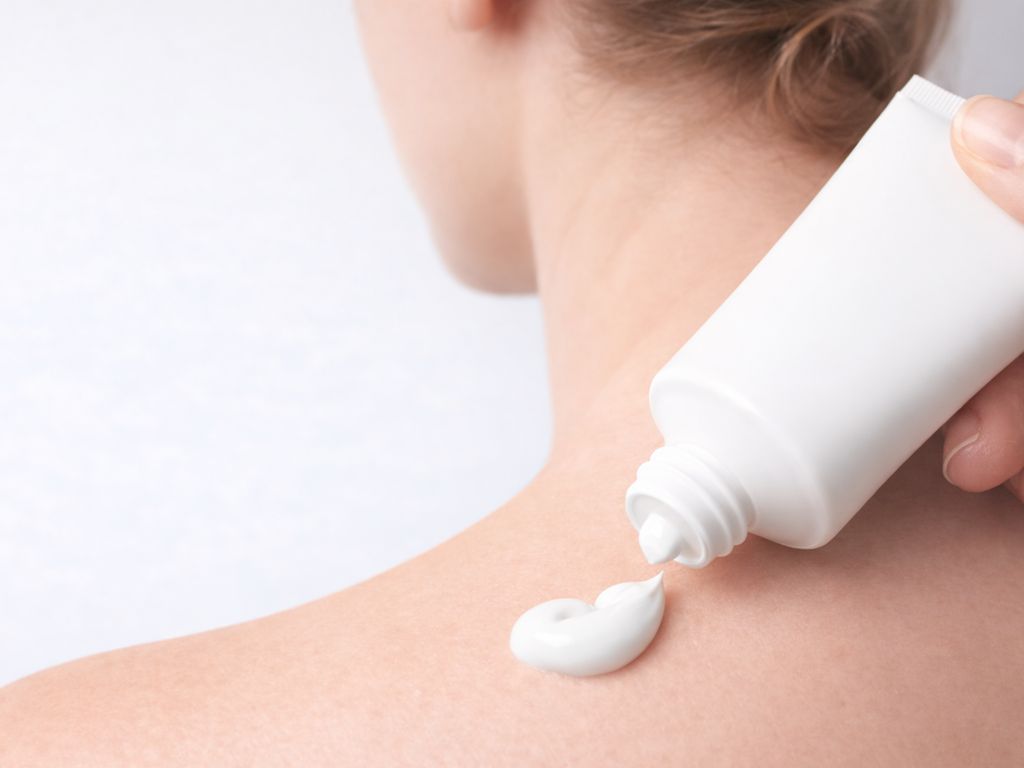 Aplicació de crema a l’espatlla