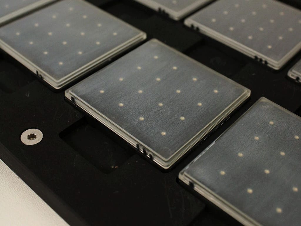 PMMA plates with product droplets on the application robot