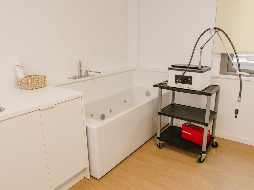 Immersion bath for water-resistance studies